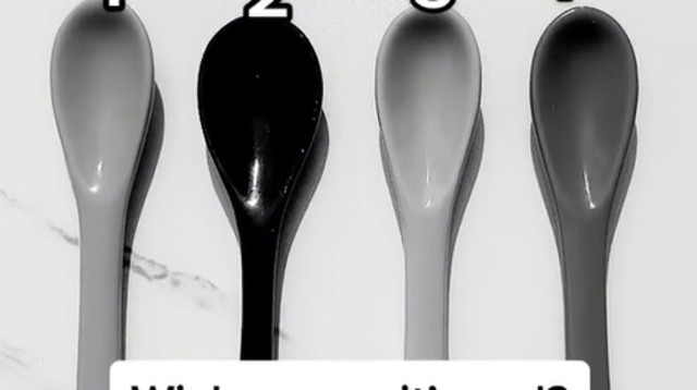 נסו לגלות - מי מהכפיות היא האדומה? (צילום: צילום מסך טיקטוק)