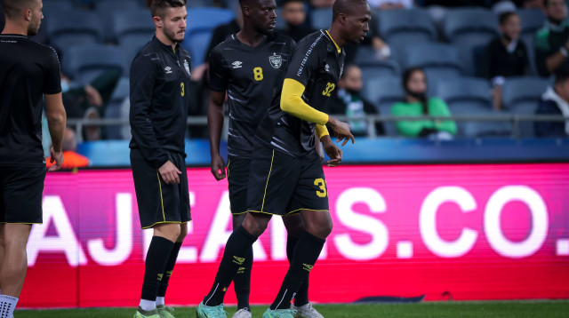 קמסו מארה (מימין), אדווין ג'סי, מקס גרצ'קין שחקני בית"ר ירושלים בחימום (צילום: מאור אלקסלסי)