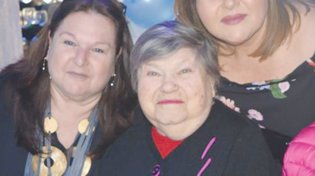 מלכה רוזנטל (באמצע)- עם בנותיה - צילום פרטי (צילום: פרטי)