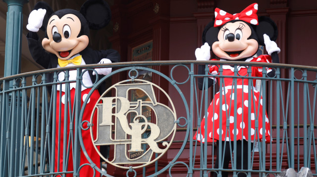 מיקי ומיני מאוס בדיסנילנד פריז (צילום: Getty images)