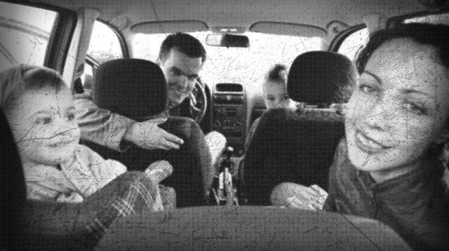 משפחה ברכב (צילום: אינג אימג')