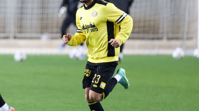 יובל אשכנזי שחקן מכבי נתניה בחימום (צילום: דני מרון)