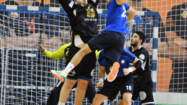 שחקן מכבי דימונה שחקן רואי סולומון מול שחקן א.כ. נס ציונה שניר נציה (צילום: אתר רשמי, גלעד חזון, איגוד הכדוריד)