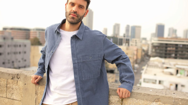 היוצר נועם חורב (צילום: רן יחזקאל)