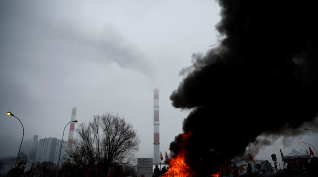 הפגנה בפתח מפעל של חברת החשמל הצרפתית (צילום: REUTERS/Stephane Mahe)