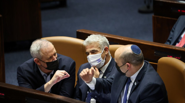 ראש הממשלה בנט, שר החוץ לפיד ושר הביטחון גנץ (צילום: דוברות הכנסת - נועם מושקוביץ'/ דני שם טוב)