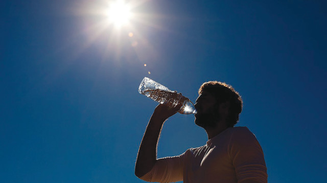 שתיית מים מבקבוק פלסטיק, אילוסטרציה (צילום: ingimage ASAP)