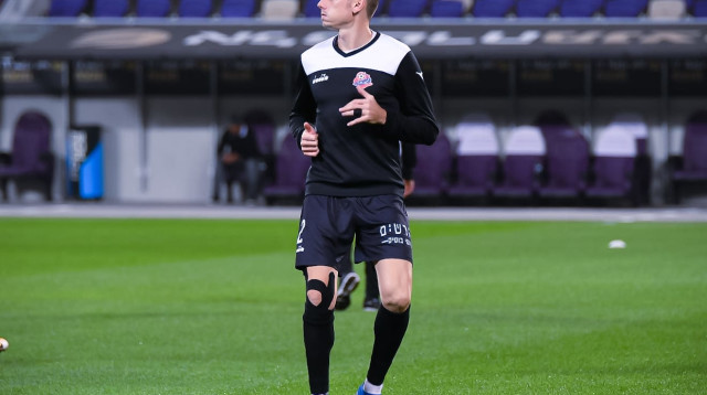 מיקי סירושטיין שחקן הפועל חיפה בחימום (צילום: אריאל שלום, אריאל שלום)