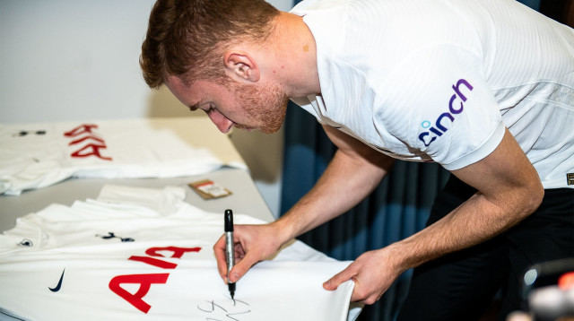 דיאן קולוסבסקי חותם בטוטנהאם (צילום: אתר רשמי, טוטנהאם)