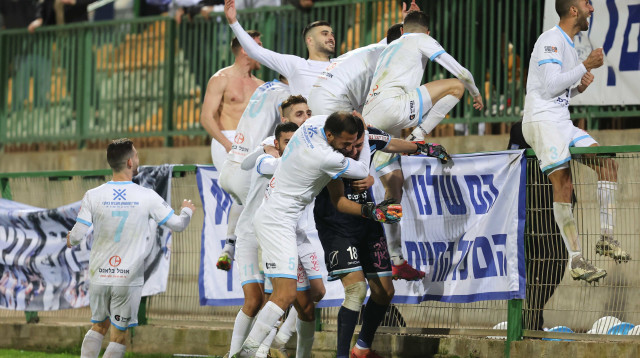 שחקני מכבי קביליו יפו חוגגים (צילום: לירון מולדובן)