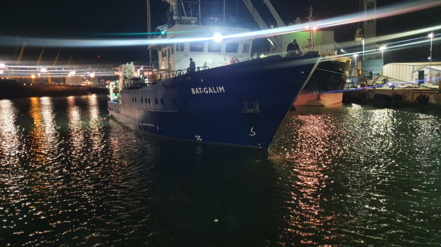 העמסת אוניית בת גלים של המשרד להגנת הסביבה (צילום: דוברות המשרד להגנת הסביבה)