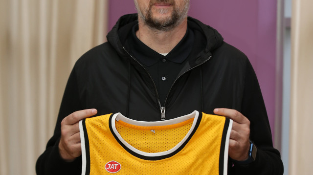 "הרווחתי 500 יורו בחודש. אני לא מתחרט שעברתי לרומא". ראדג'ה עם הגופייה ההיסטורית של יוגופלסטיקה (צילום: אודי ציטיאט)