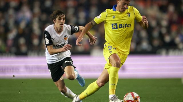 שחקן קאדיס לואיס הרננדס מול שחקן ולנסיה בריאן חיל (צילום: GettyImages, Manuel Queimadelos/Quality Sport Imag)