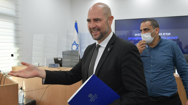 אמיר אוחנה בעדותו בוועדת החקירה (צילום: דוברות המשרד לביטחון פנים)