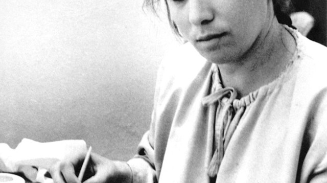 זהרירה חריפאי (צילום: מירום פטר אלבום התאטרון)