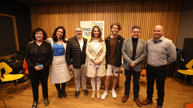 שרת החינוך עם בכירי המרכז (צילום: שלומי מזרחי)