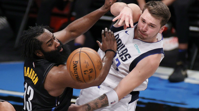 שחקן דאלאס מאבריקס לוקה דונצ'יץ' מול שחקן ברוקלין נטס ג'יימס הארדן (צילום: GettyImages)