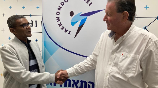יו"ר התאחדות הטקוואנדו יהודה מעיין עם שמשון חי יוסף (צילום: אתר רשמי, דוברות התאחדות הטקוואנדו)