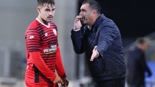 מאמן הפועל חדרה מנחם קורצקי עם מקסים פלקושצ'נקו (צילום: דני מרון)