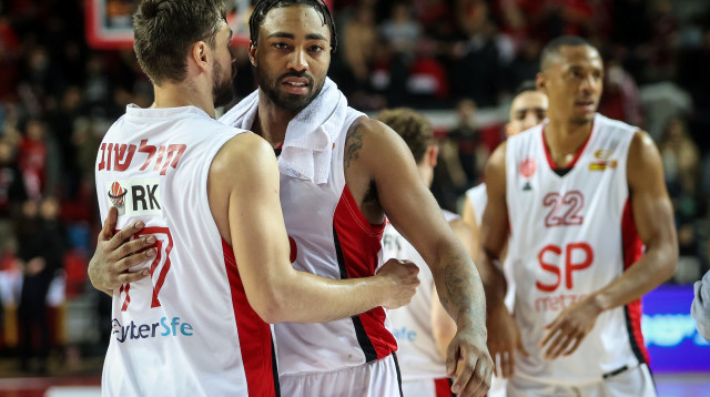 שחקן הפועל תל אביב ג'יימס יאנג חוגג עם איגור קולשוב (צילום: קובי אליהו)