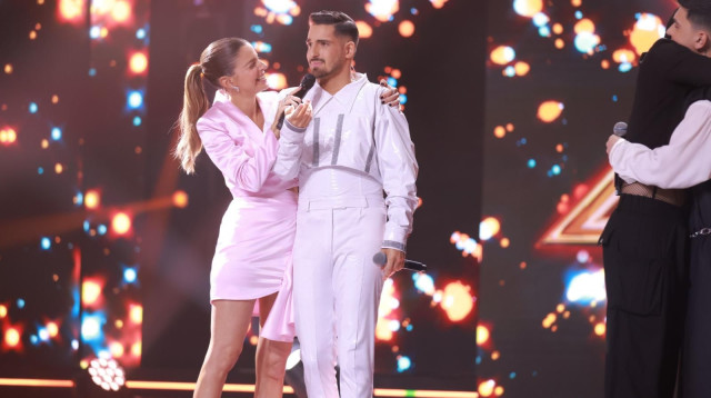 מיכאל בן דוד ולירון ויצמן ברגע הזכייה ב"אקס פקטור" (צילום: מיכה לובטון)