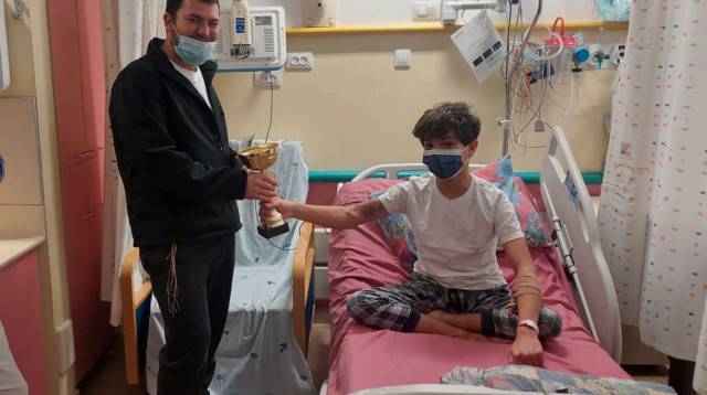 רועי ויקיר נפגשים בבית החולים (צילום:  עמותת תקווה ומרפא)