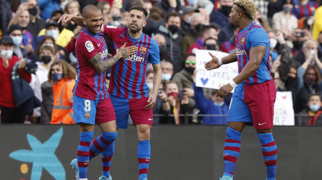 אדאמה טראורה, ג'ורדי אלבה, דני אלבס שחקני ברצלונה חוגגים (צילום: רויטרס)