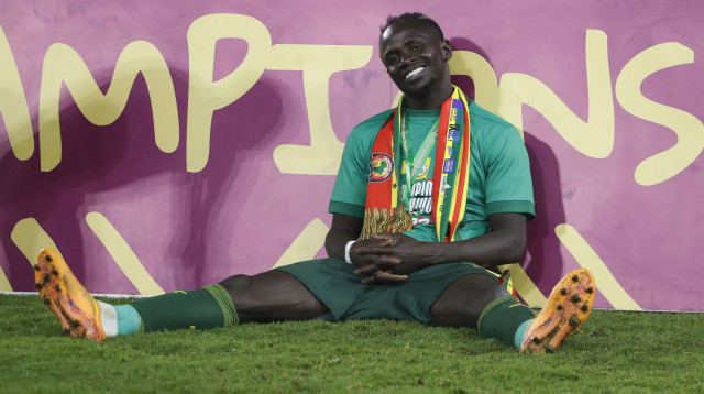 חגג כפי שלא חגג מעולם. סאדיו מאנה בסיום הגמר (צילום: רויטרס)