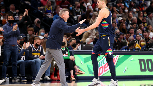 ניקולה יוקיץ' עם מאמן דנבר נאגטס מייק מאלון (צילום: GettyImages, Jamie Schwaberow)