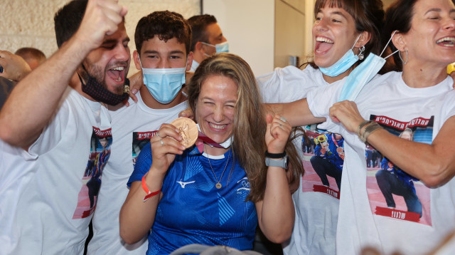 גילי שריר ג'ודוקא ישראלית עם המדליה (צילום: דני מרון)