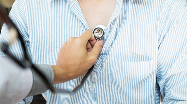 בדיקת רופא (למצולמים אין קשר לנאמר בכתבה) (צילום: אילוסטרציה: אינג אימג')