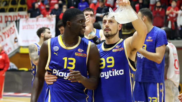 מתחיל להתאקלם. תומאס עם יפתח זיו (צילום: לילך וייס)