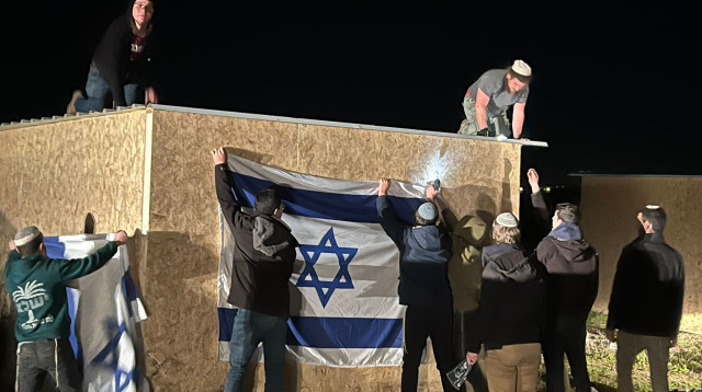 מתיישבים מקימים את מאחז "מעלה פולה" (צילום: עזרא טובי)