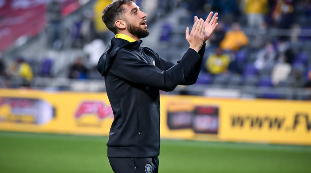 ז'וזואה סה שחקן מכבי תל אביב מודה לקהל (צילום: אריאל שלום)