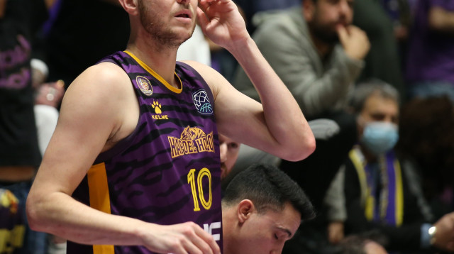 גיא פניני, שחקן הפועל חולון (צילום: אודי ציטיאט)