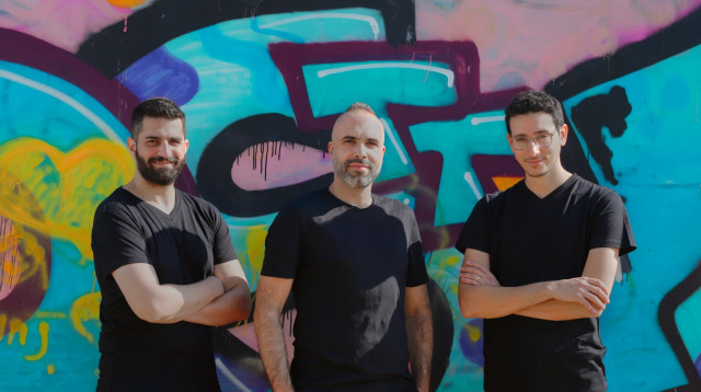 משמאל לימין: מיכאל אסרף, יוסי זאבי ורועי כהן, מייסדי Vicarius  (צילום: רקי רחמן)