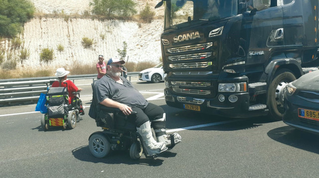 נכים חוסמים את כבישי ישראל כמחאה (צילום: הנכים הופכים לפנתרים)