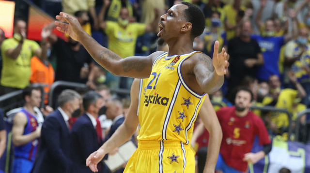 עוד משחק מעודד. נאנלי (צילום: דני מרון)