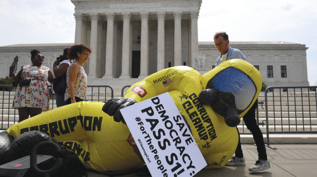 מחאה מול בית המשפט העליון בוושינגטון (צילום: OLIVIER DOULIERY/AFP via Getty Images)