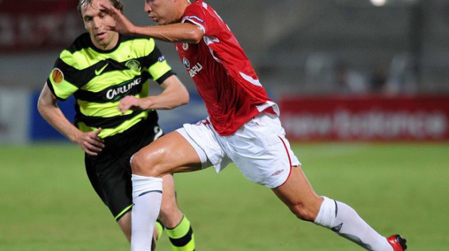 קשר הפועל תל אביב נמניה ווצ'יצ'ביץ' עם שחקן סלטיק אנדראס הינקל (צילום: ברני ארדוב)