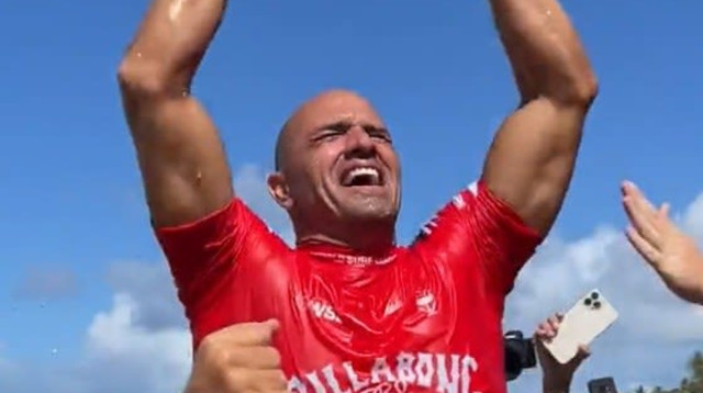 גולש הגלים האמריקאי קלי סלייטר אחרי הזכייה בתחרות בהוואי, 2022 (צילום: צילום מסך, אתר רשמי, WSL)