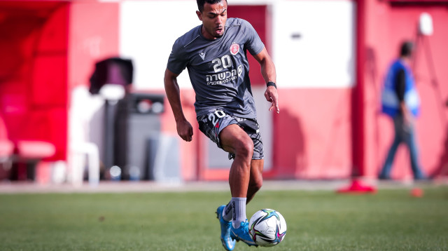 פארליי רוזה שחקן הפועל תל אביב בחימום (צילום: מאור אלקסלסי)