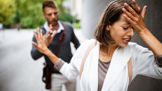 פרץ לגרושה למכשיר הנייד- יפצה אותה בעשרות אלפי שקלים (צילום: envato)