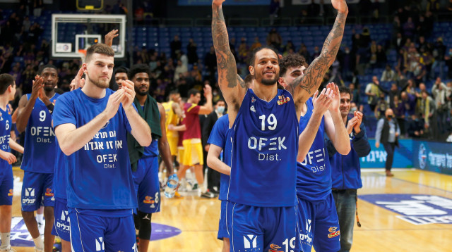 מחכים ליריבה שלהם בגמר. שחקני בני הרצליה (צילום: מאור אלקסלסי)