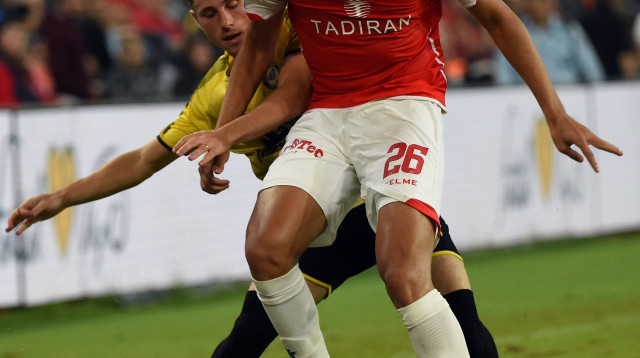 עמית ביטון שחקן הפועל באר שבע מול גבי קניקובסקי שחקן מכבי נתניה (צילום: ברני ארדוב)