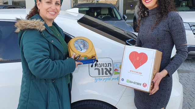 נציגות תנועת אור עם הדפיברילטור (צילום: תנועת אור)