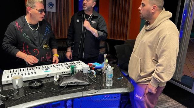 ליאור נרקיס עובד על השיר החדש (צילום: באדיבות עופר מנחם תקשורת ויחסי ציבור)