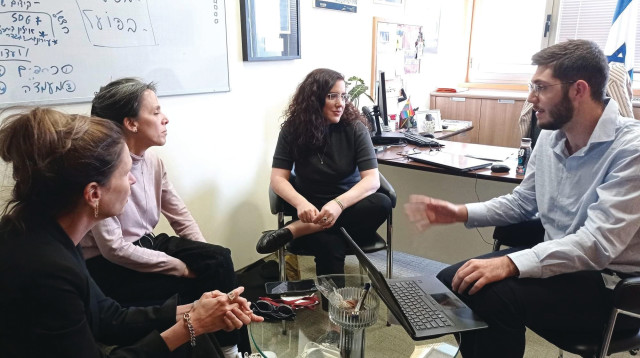 ח"כ לזימי במפגש עם אנשי עמותת חלאסרטן  (צילום: נעמה לזימי)