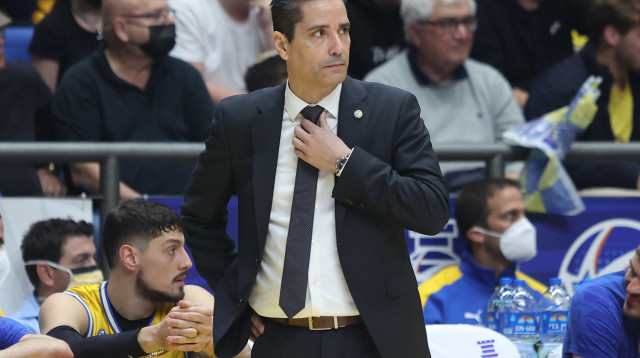 יאניס ספרופולוס מאמן מכבי תל אביב (צילום: דני מרון)