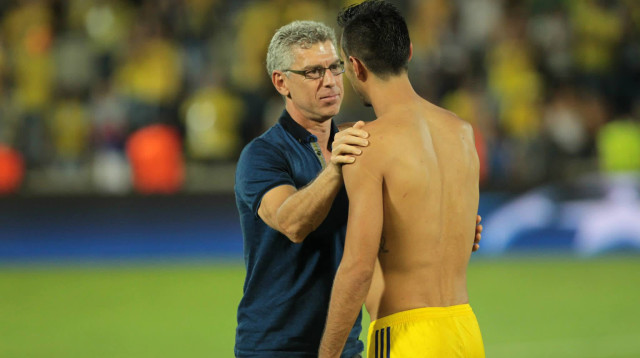 יודע מה חסר לו. מיטש גולדהאר עם ערן זהבי (צילום: אתר רשמי, מכבי תל אביב בכדורגל)